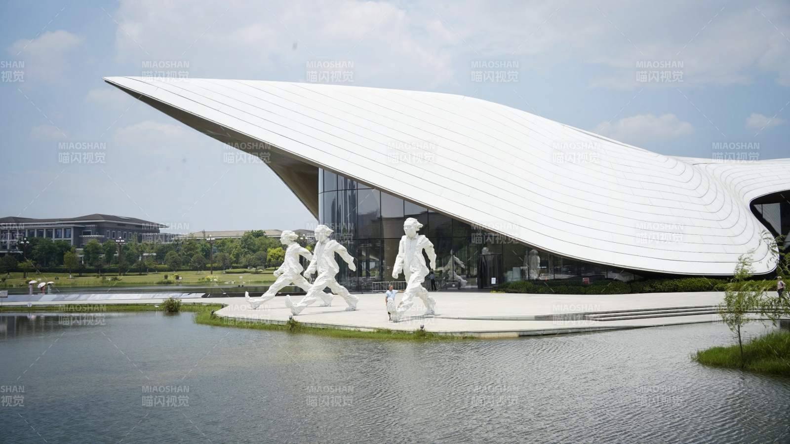现代建筑与雕塑水景相映成趣图片