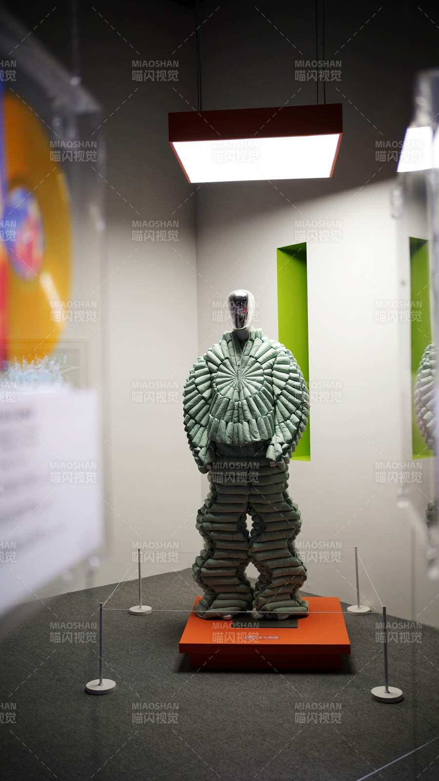 绿甲战士雕塑展图片