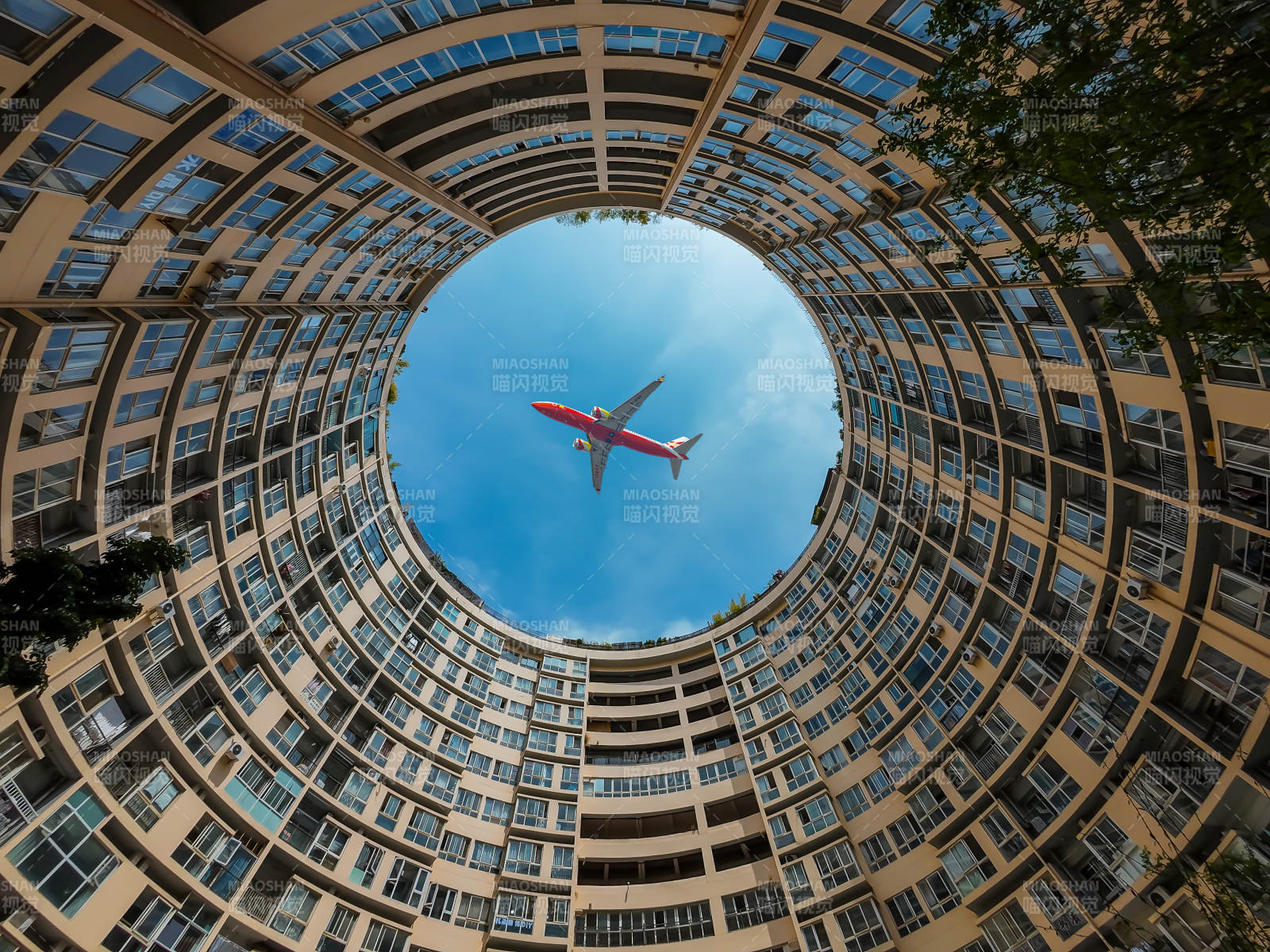 楼间圆空 飞机掠蓝天图片