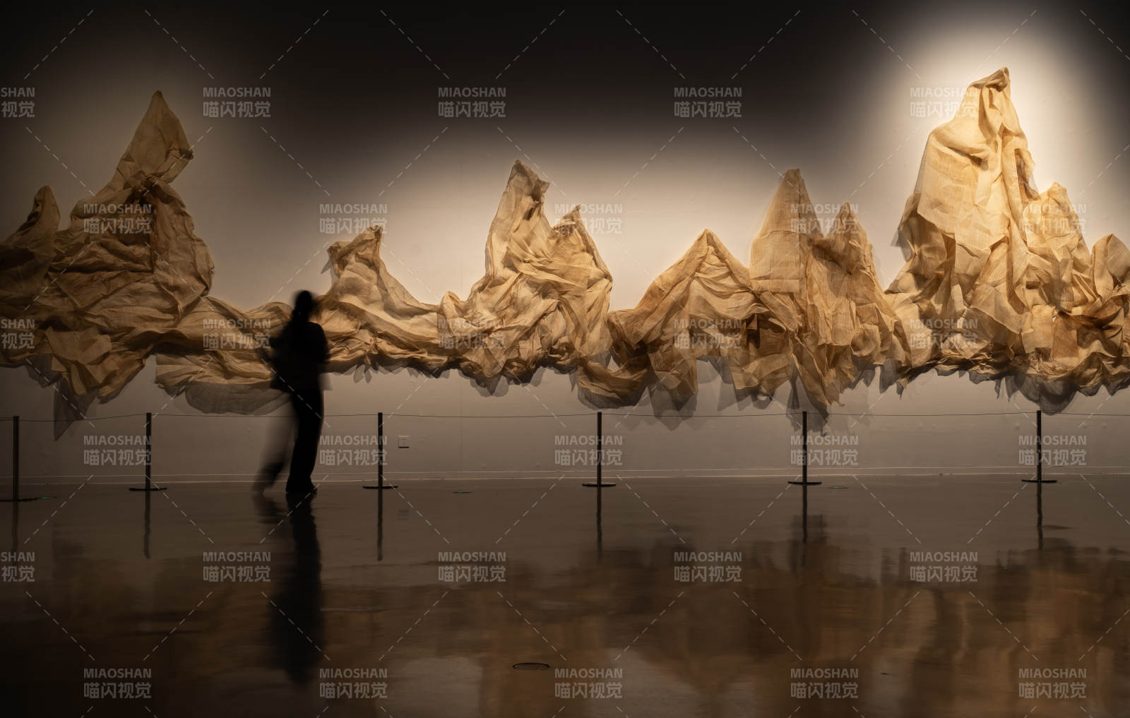 山峦纸艺 人影独行图片