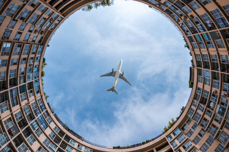 飞机飞过环形建筑上空图片