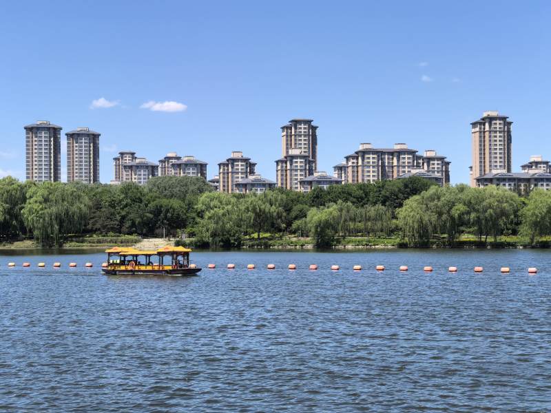 湖上小船 城景相映成趣图片