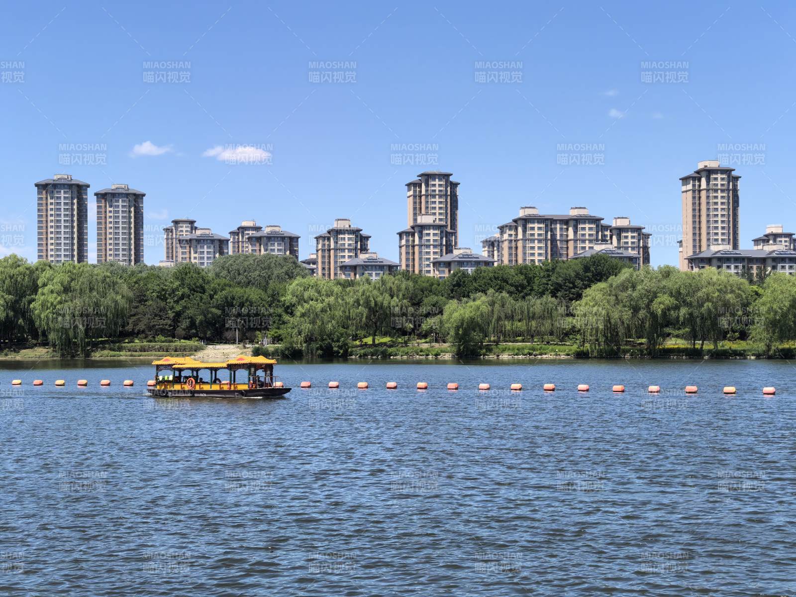 湖上小船 城景相映成趣图片