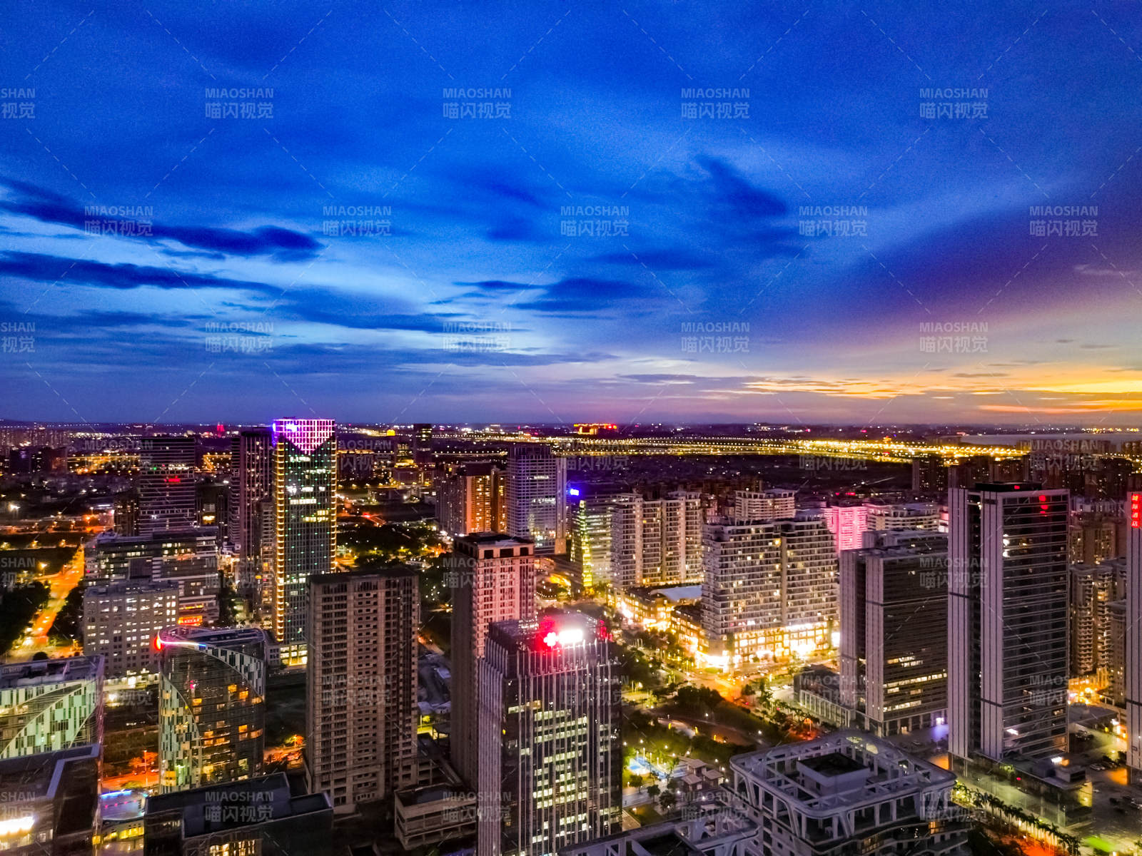 夜幕下的城市灯火辉煌图片