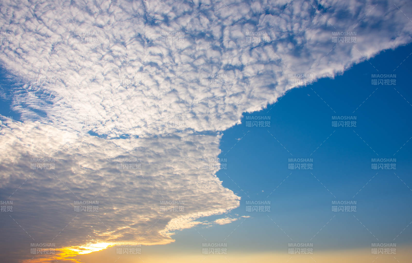 云海裂天 夕阳熔金图片