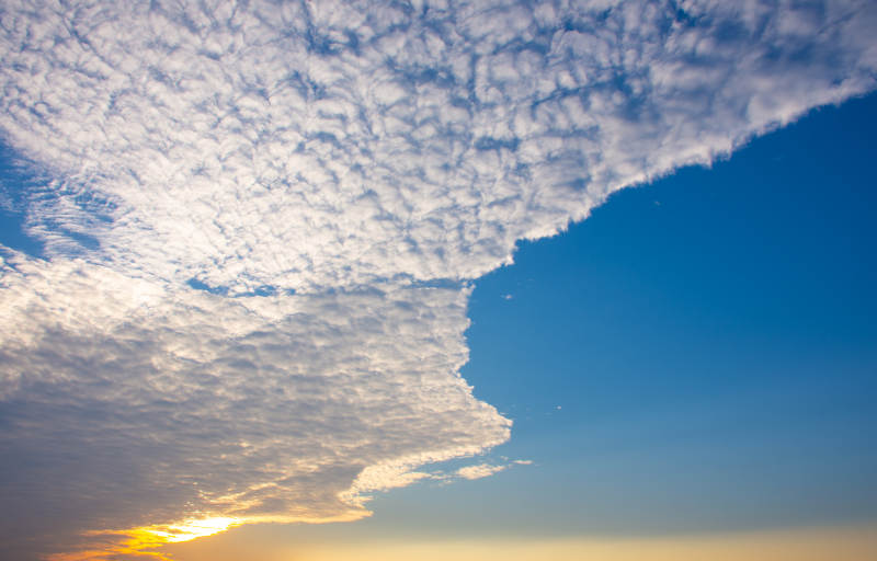 云海裂天 夕阳熔金图片