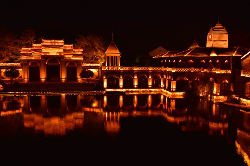 夜光古建 水映辉煌图片