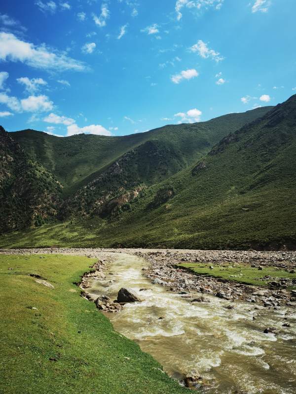 青山绿水 溪流蜿蜒穿谷间图片
