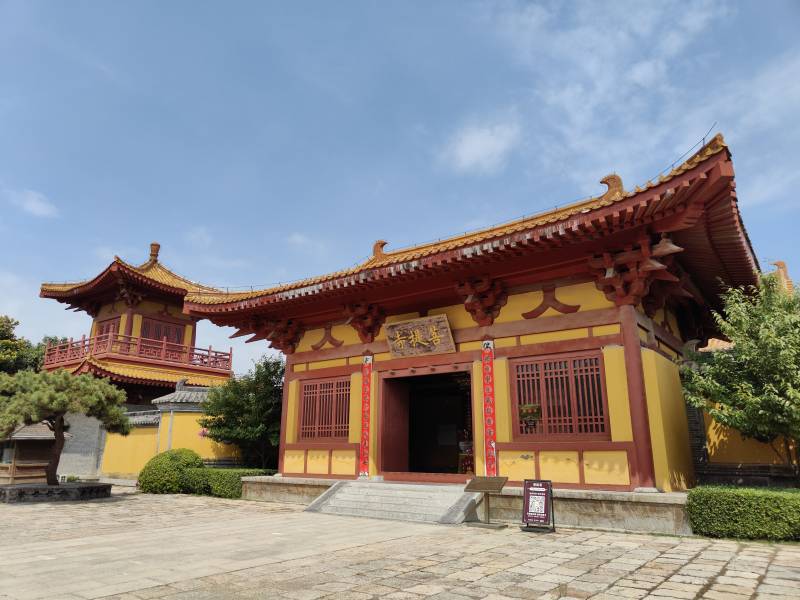 古寺黄墙红瓦映蓝天图片