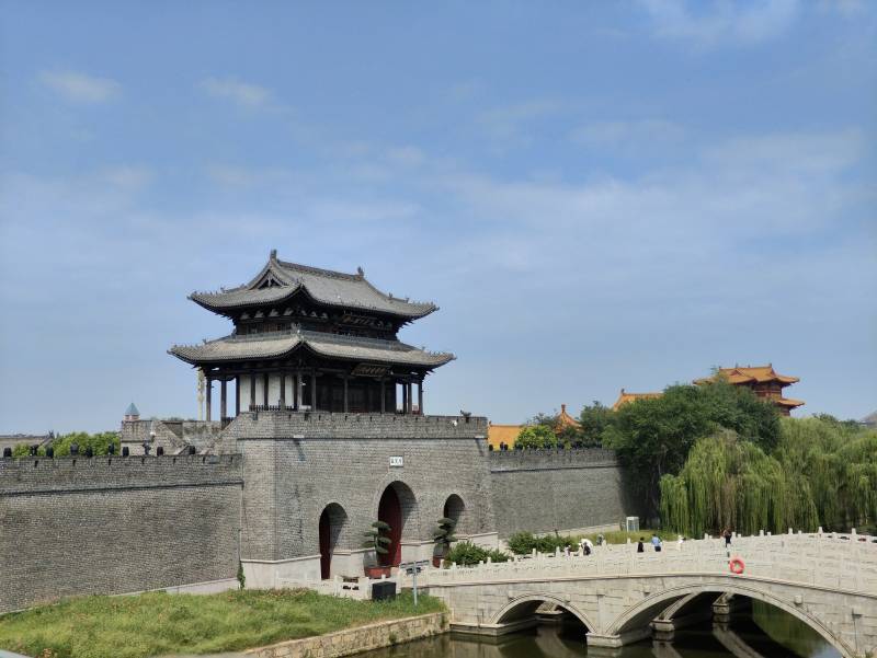 古城楼与石桥映蓝天图片