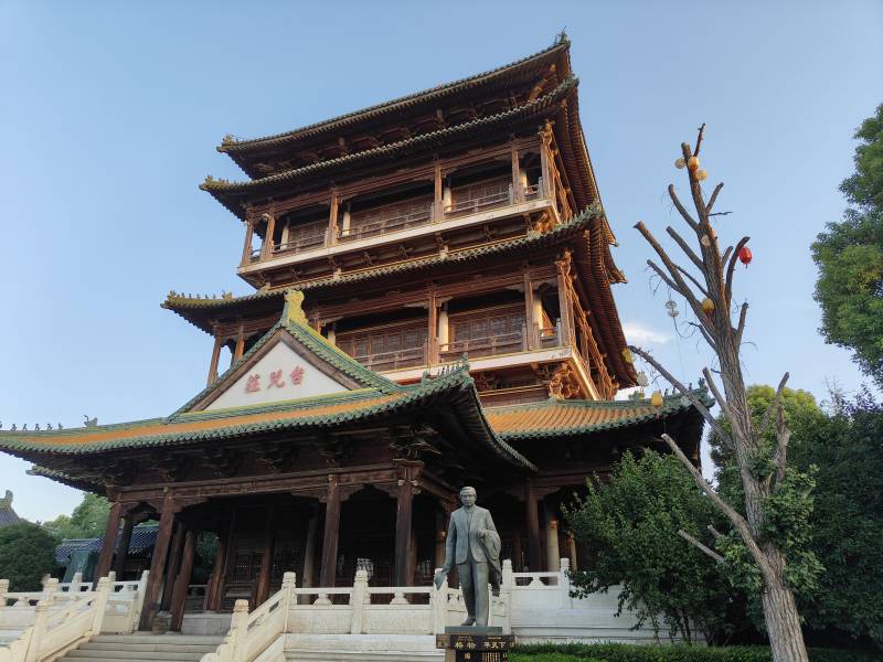 古塔巍然立 雕像伴清风图片
