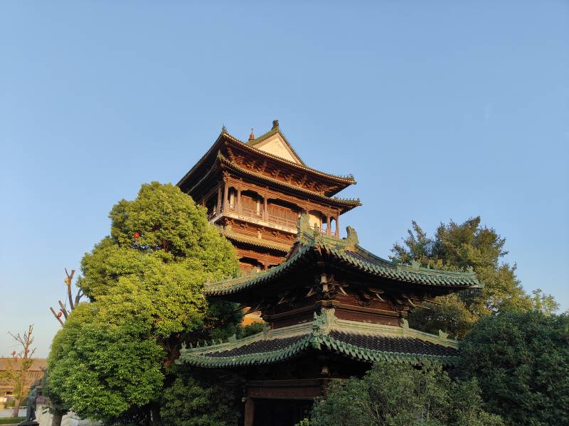 古塔隐绿树 蓝天映飞檐图片