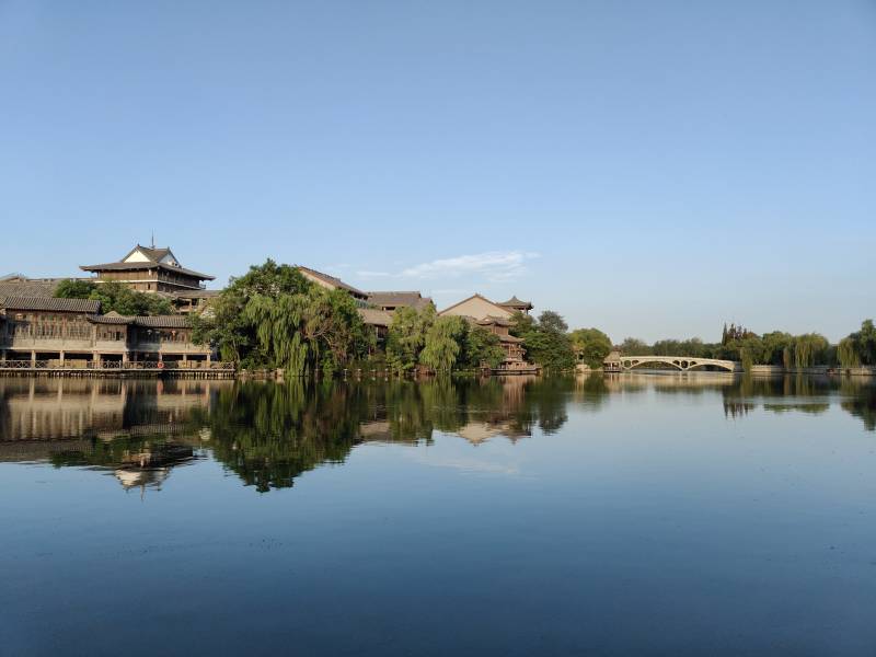 湖光古建映蓝天图片