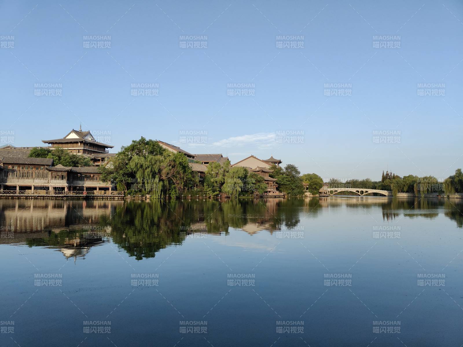 湖光古建映蓝天图片