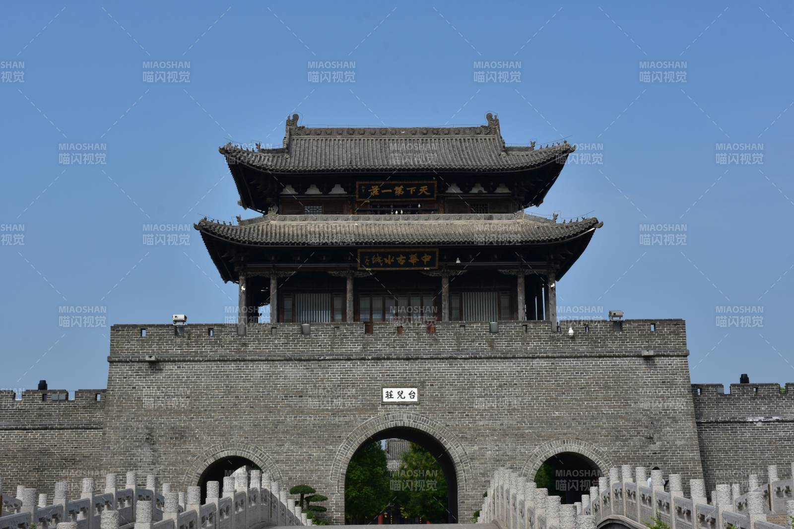 古城楼巍然屹立蓝天之下图片