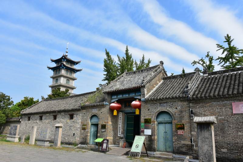 古寺塔影映蓝天图片