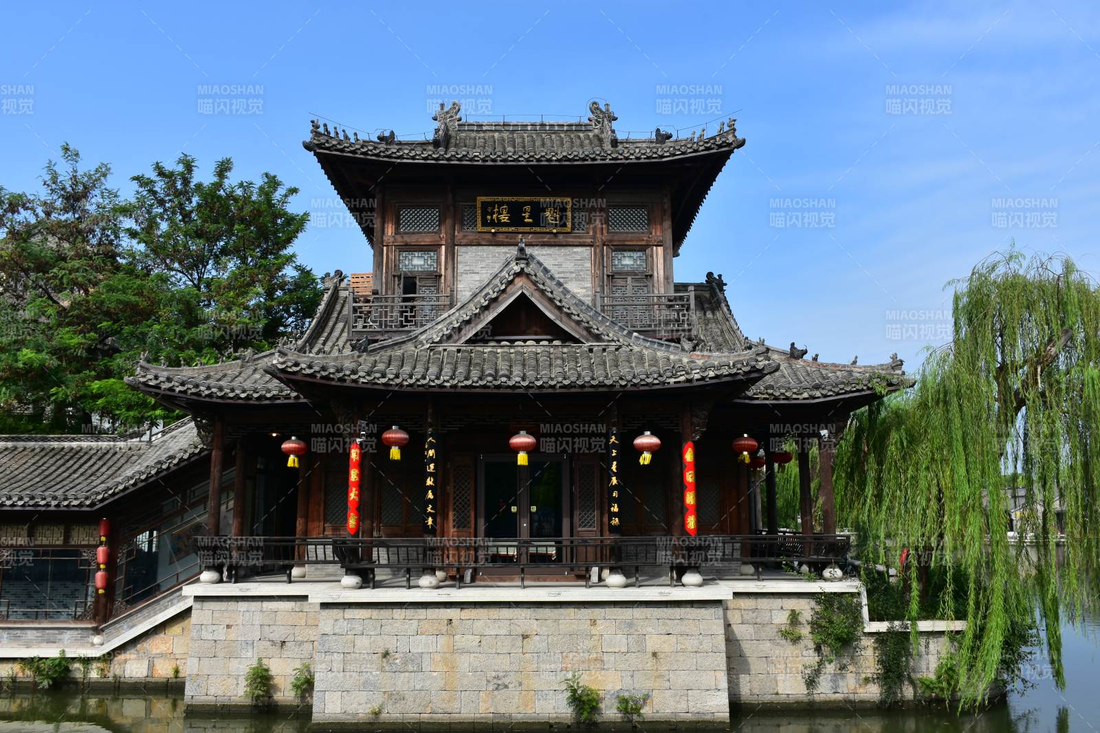 古韵水阁 柳影摇波图片