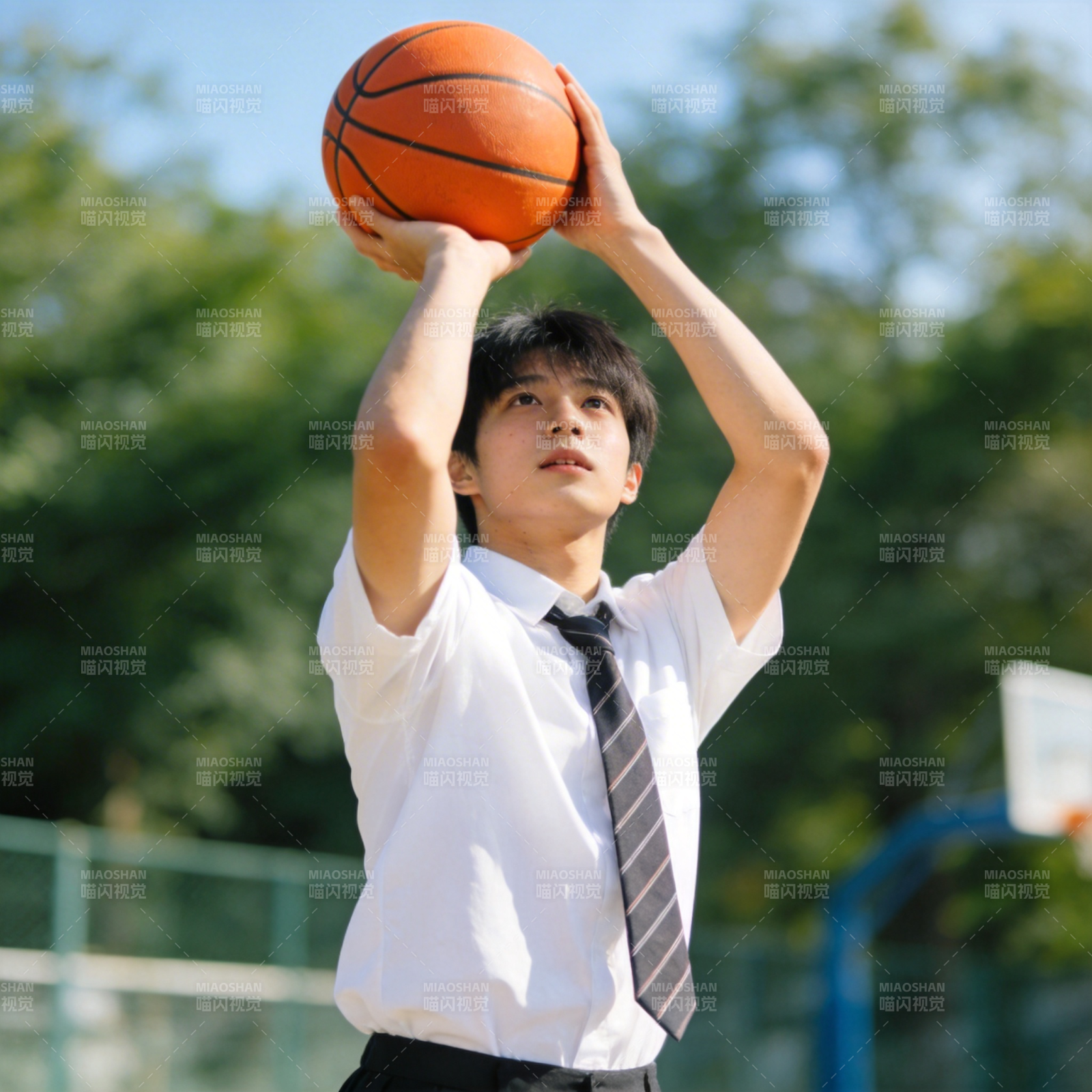 校服少年投篮瞬间图片