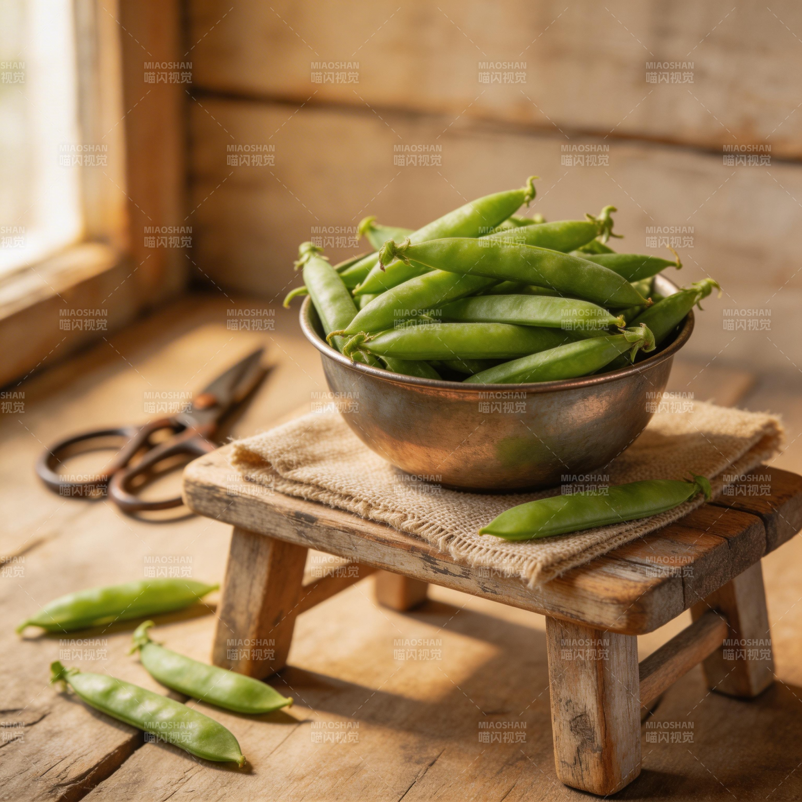 青豆满碗 木桌静好图片