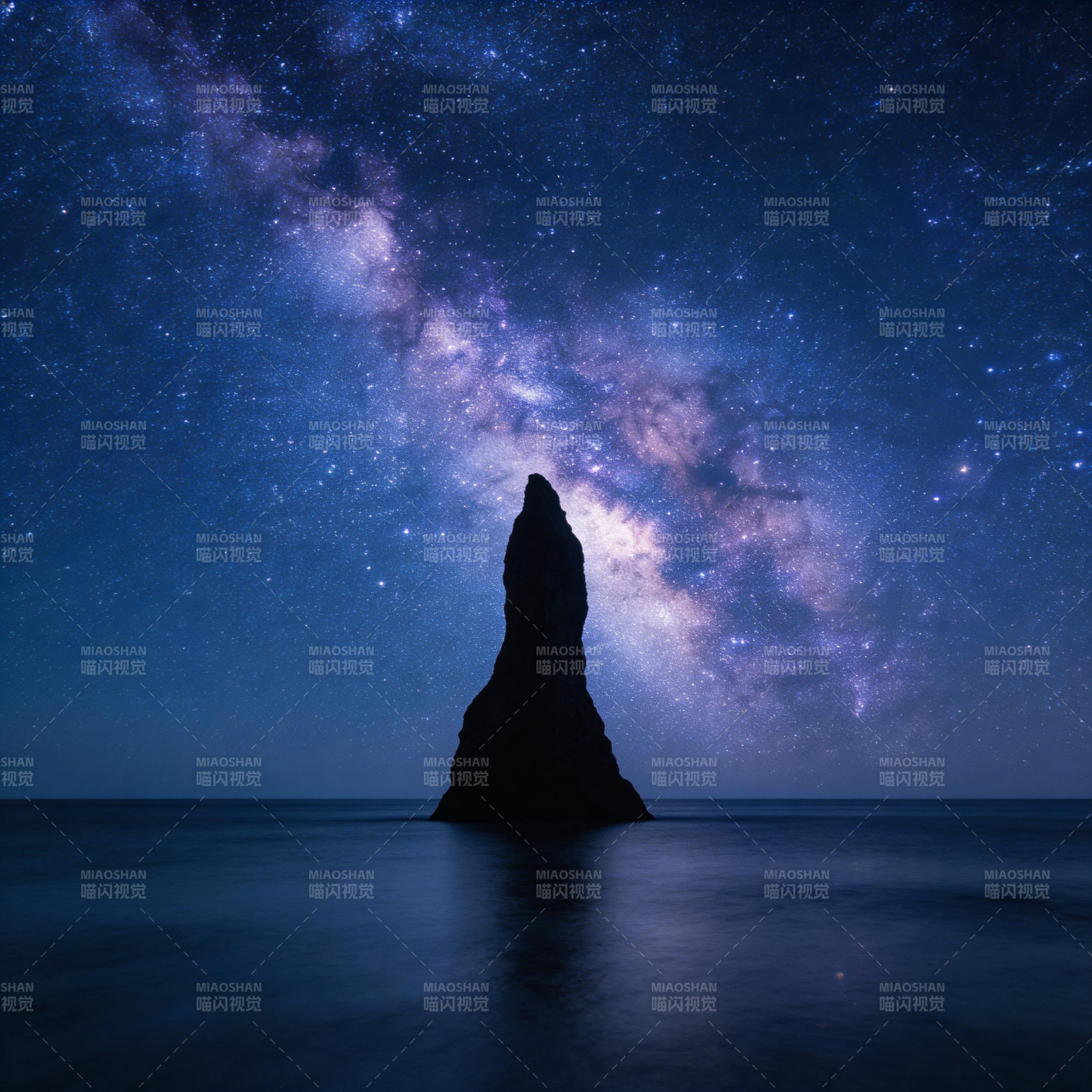 星河下的孤岩剪影图片