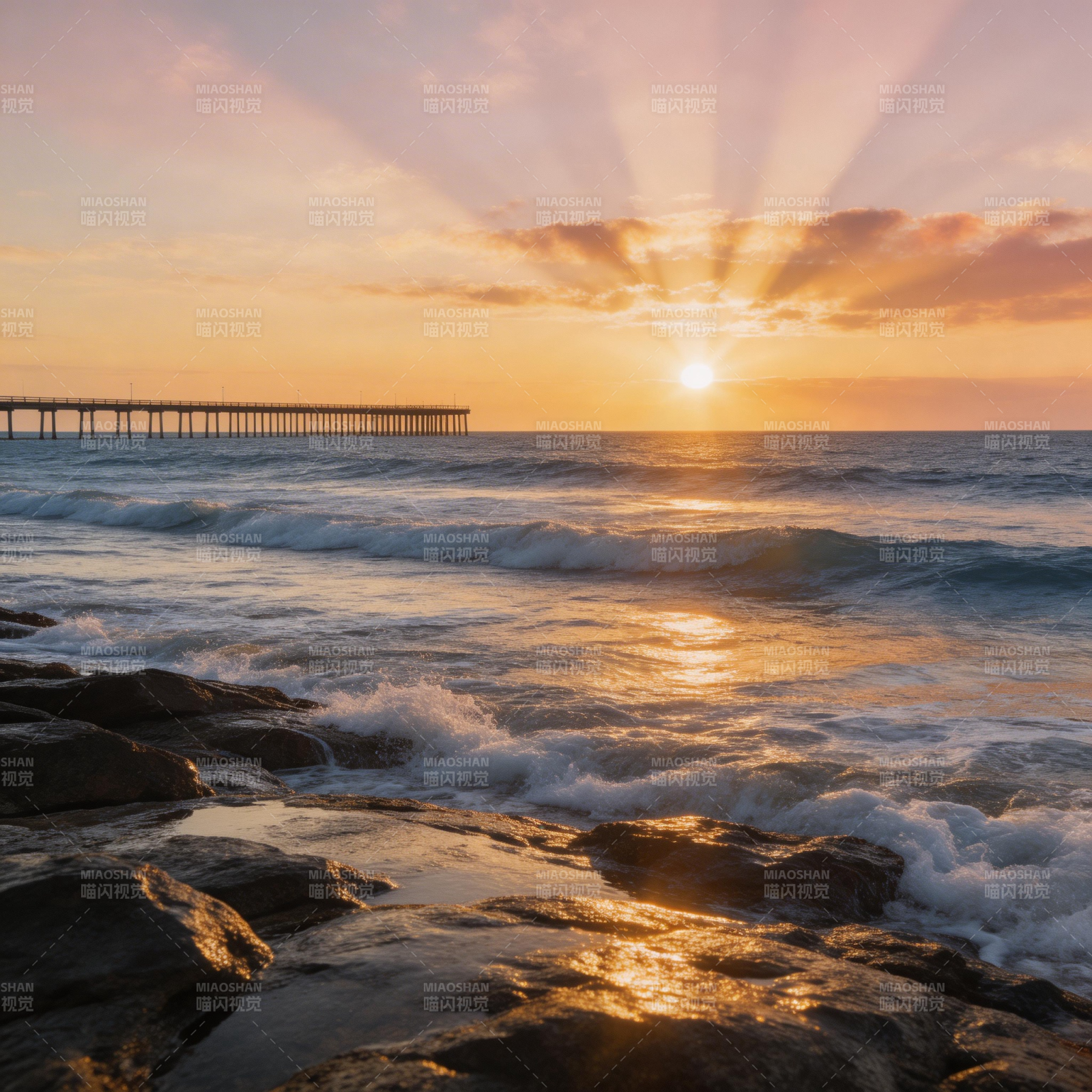 夕阳 pier 海浪拍石金光闪图片