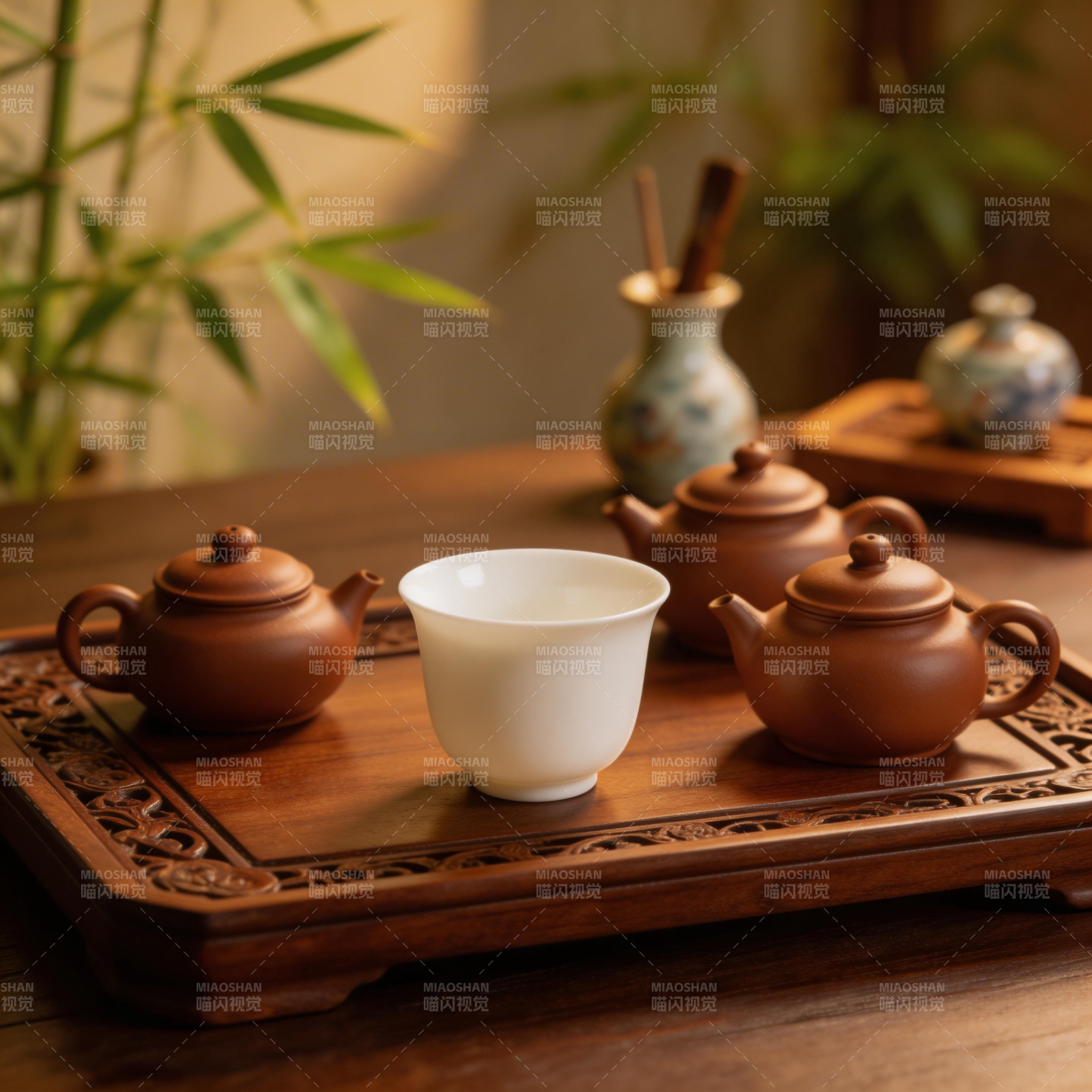 紫砂壶与白瓷杯的茶韵图片