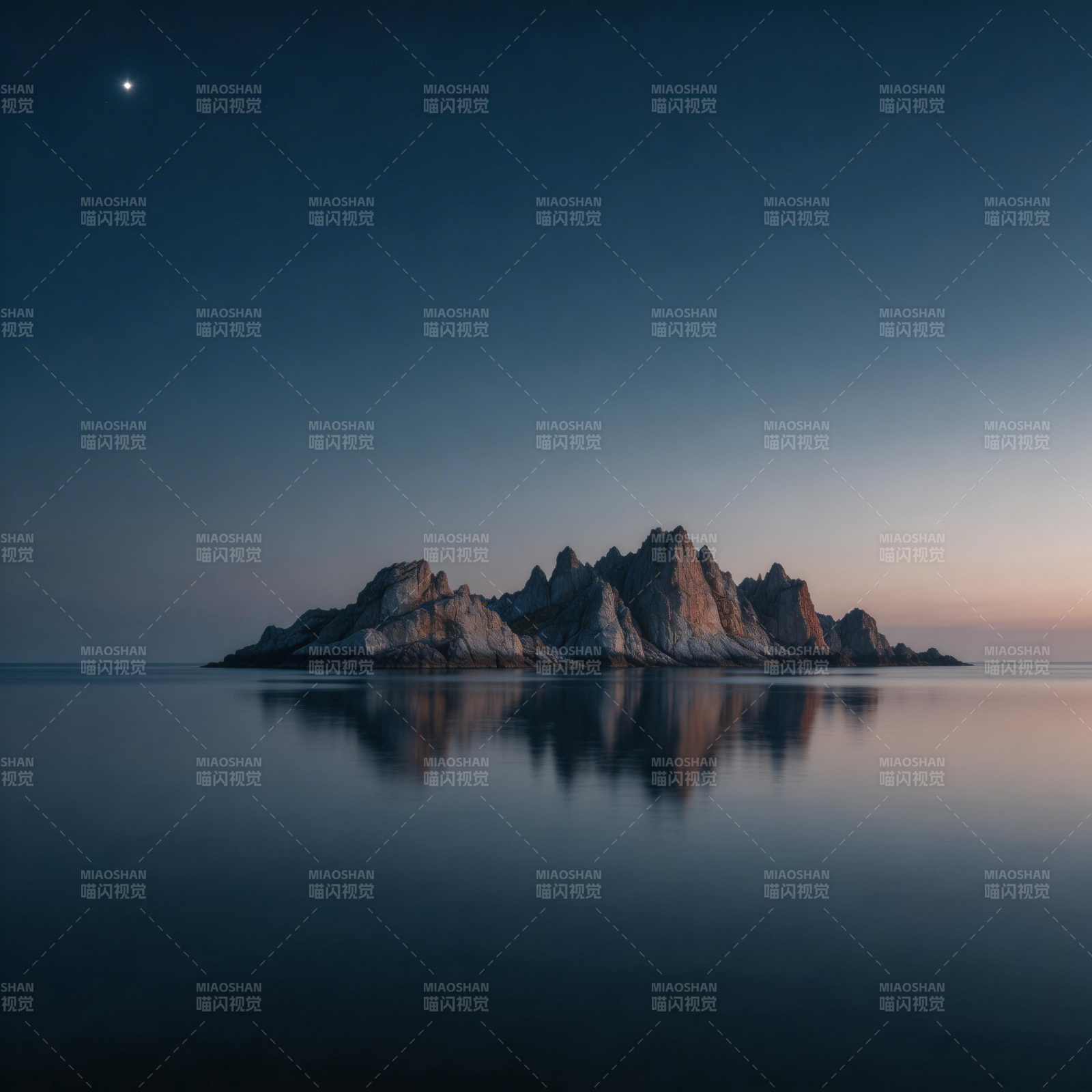 月夜孤岛 静水映峰图片