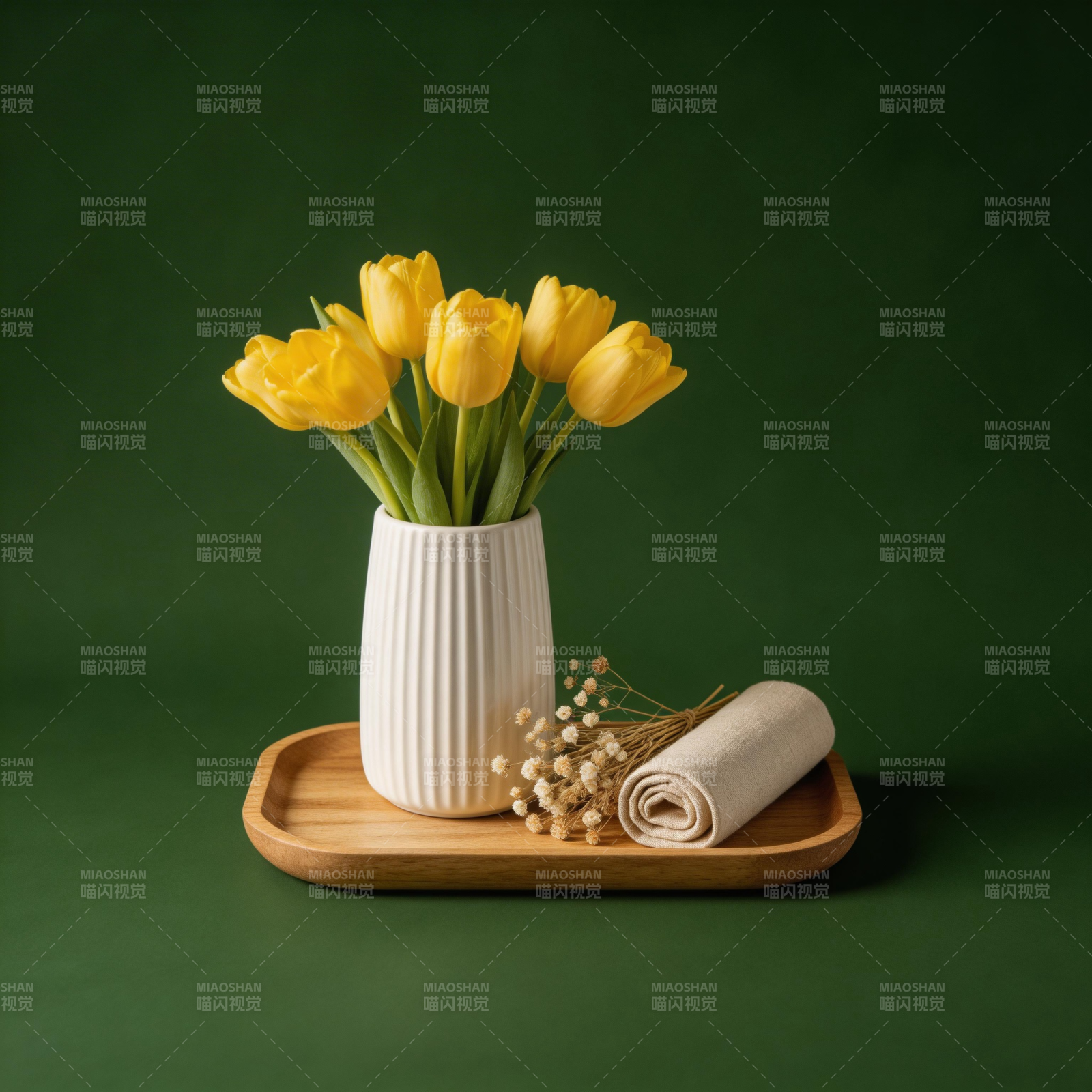 黄 tulip 白瓶绿底静物图片