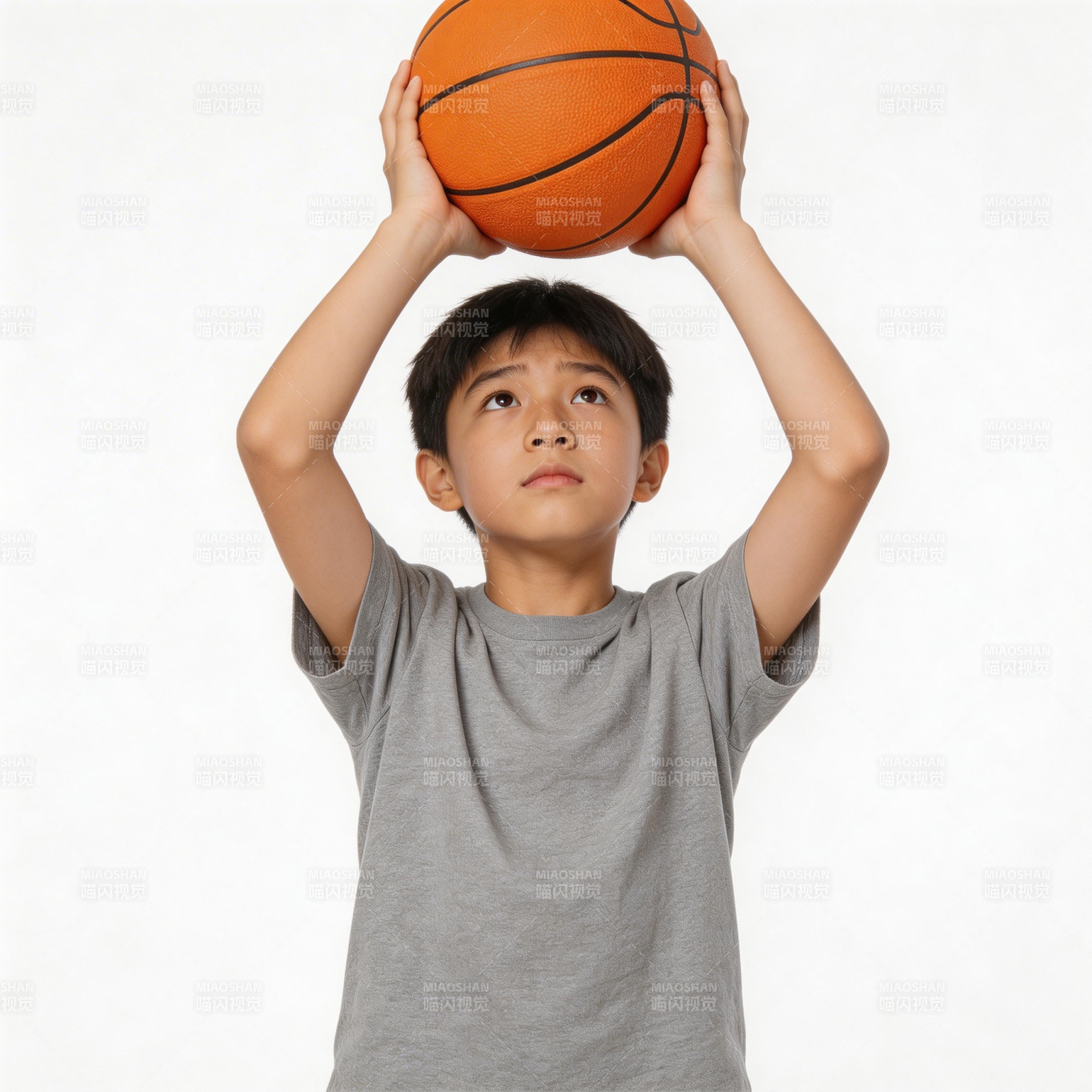 少年举球 专注投篮瞬间图片