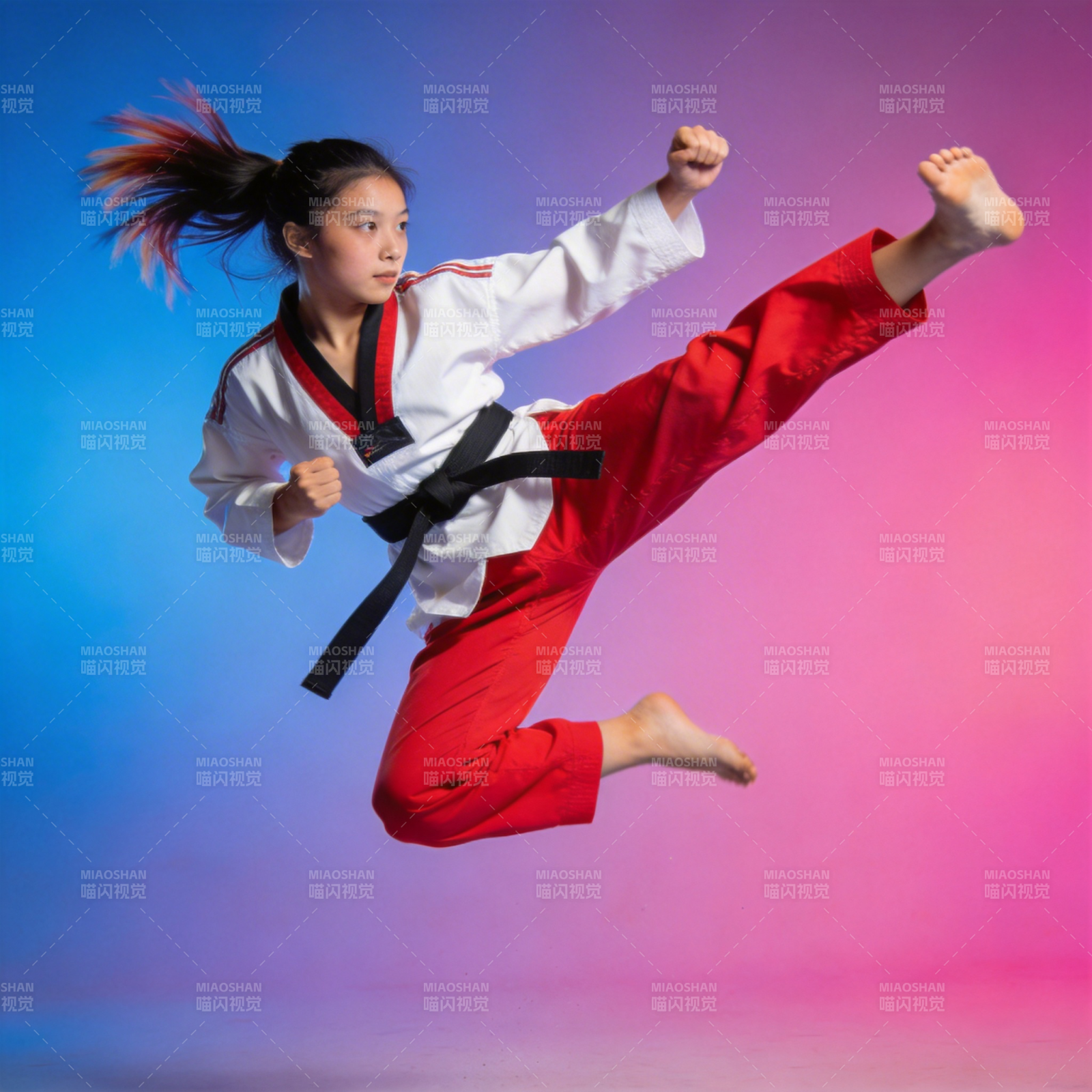 跆拳道少女腾空踢腿图片