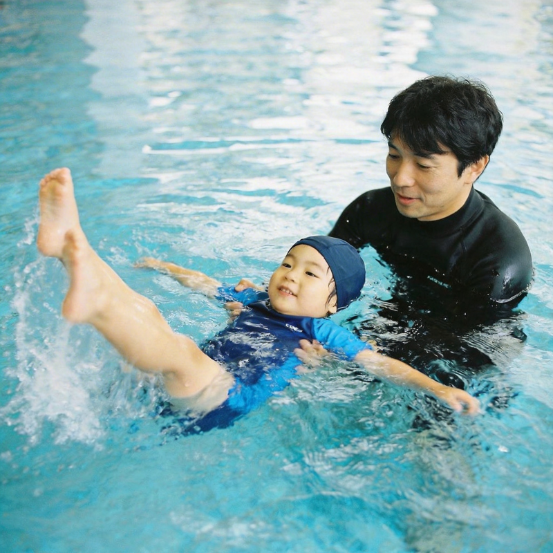 父子泳池乐 宝宝学游泳图片