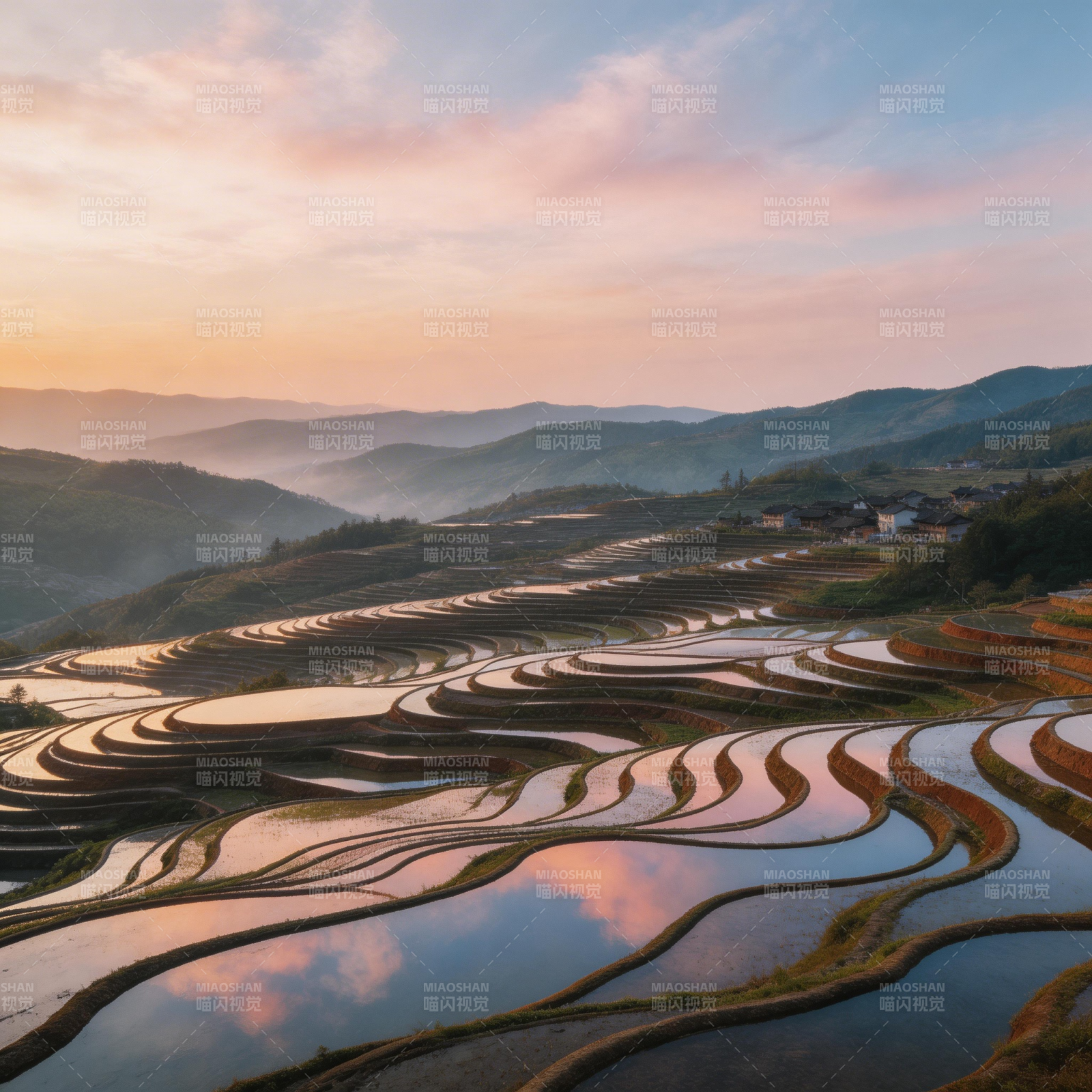 梯田映霞 山峦如画图片