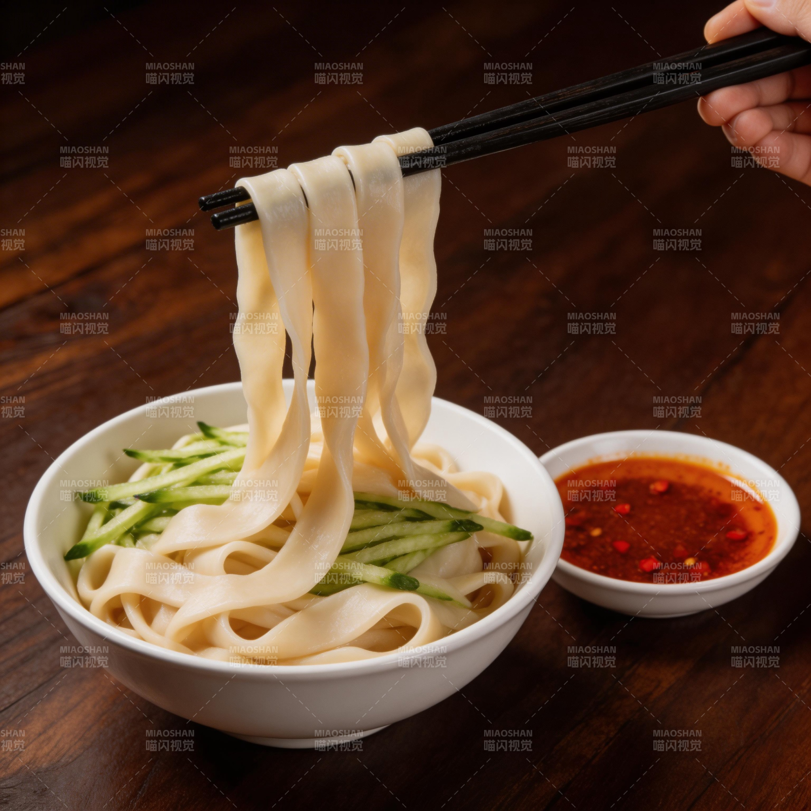 筷子夹起宽面 配辣酱黄瓜丝图片