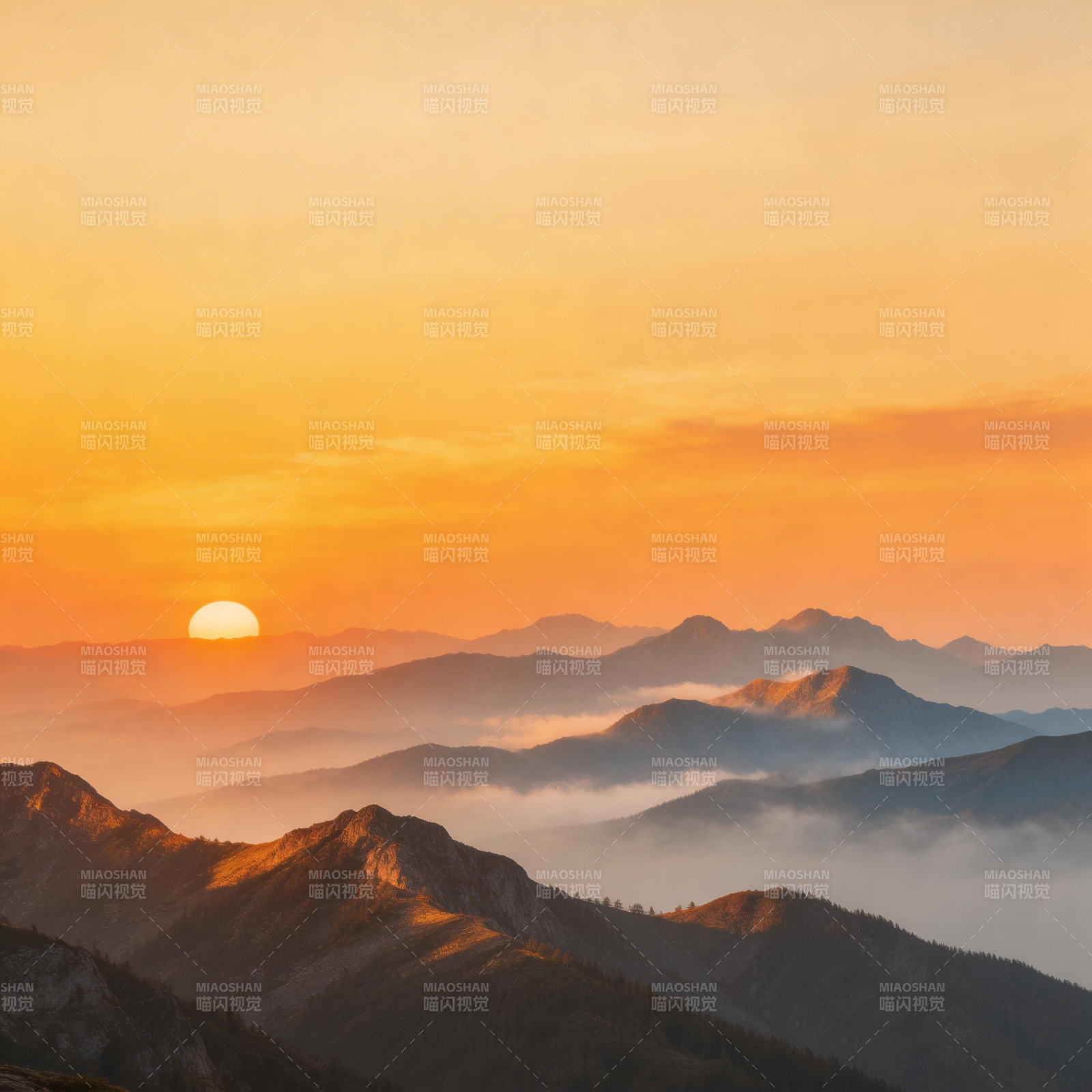晨曦染山峦 云海映金阳图片