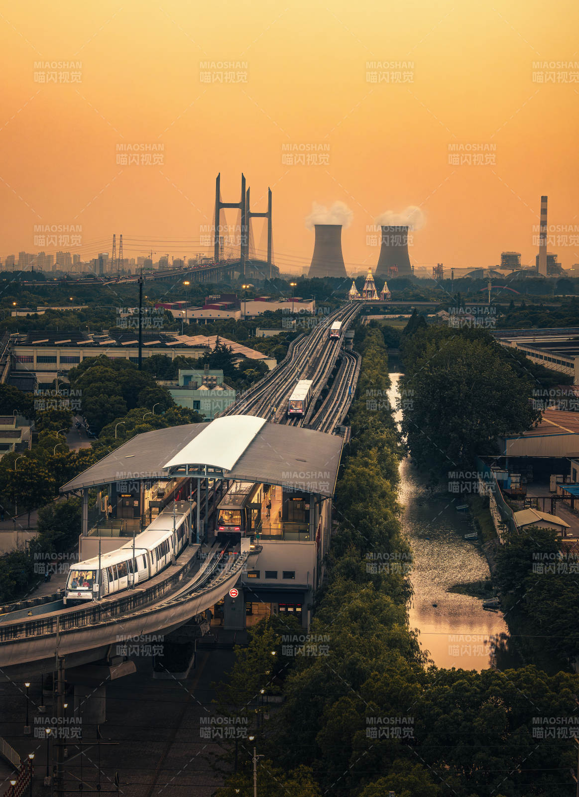 夕阳下的城市轻轨与电厂图片