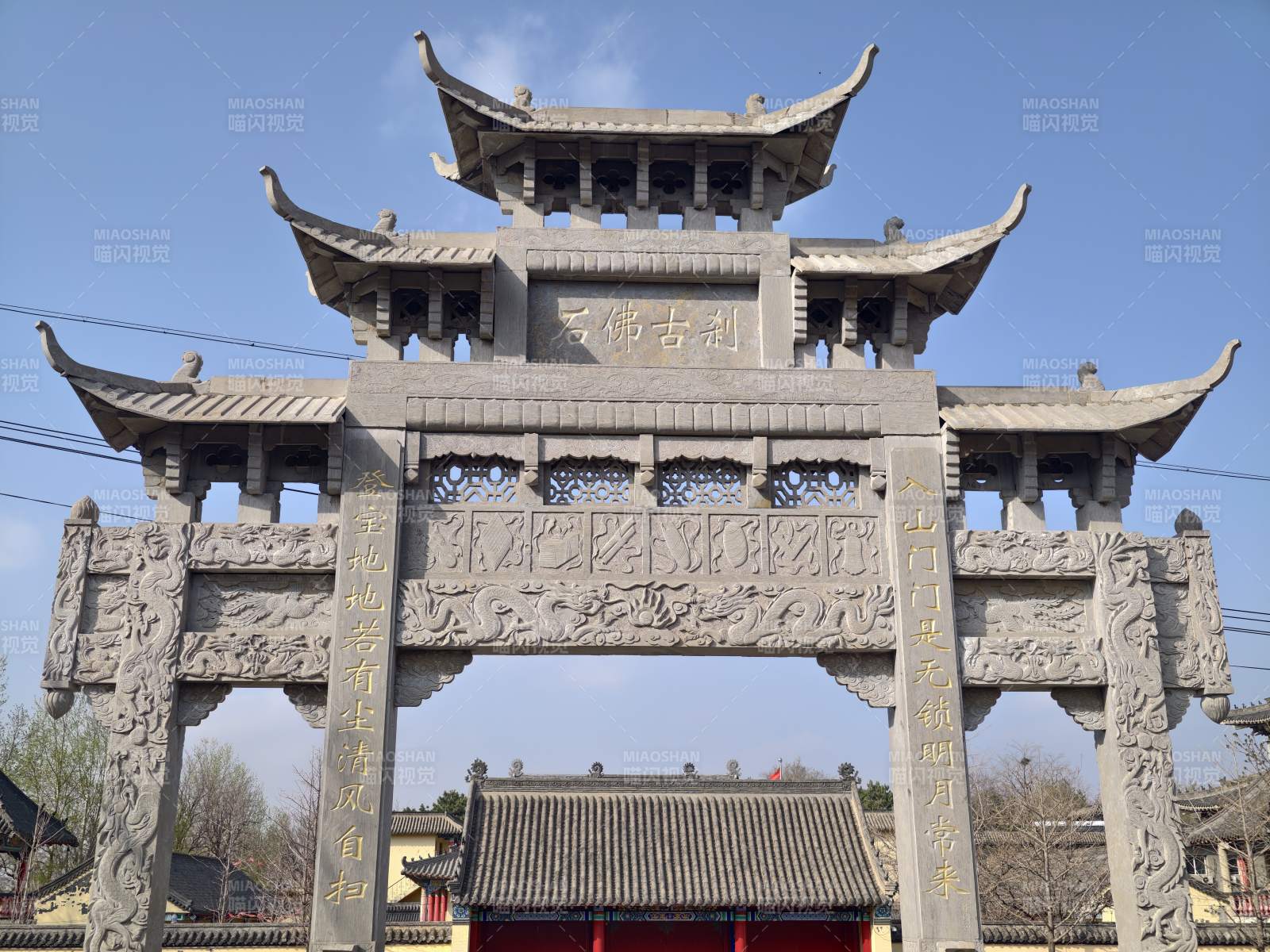 古寺石牌坊巍然屹立图片