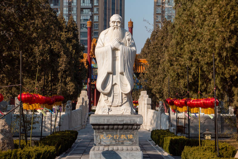 孔子雕像矗立园林中图片