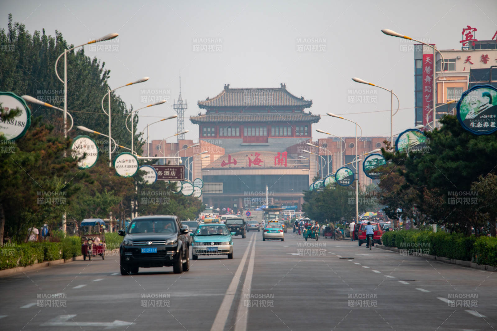 山海关古城门下的现代车流图片