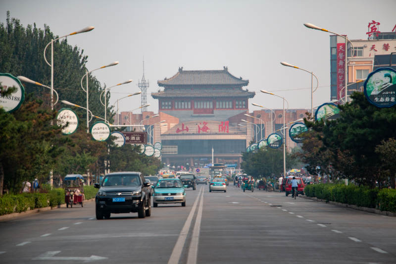 山海关古城门下的现代车流图片