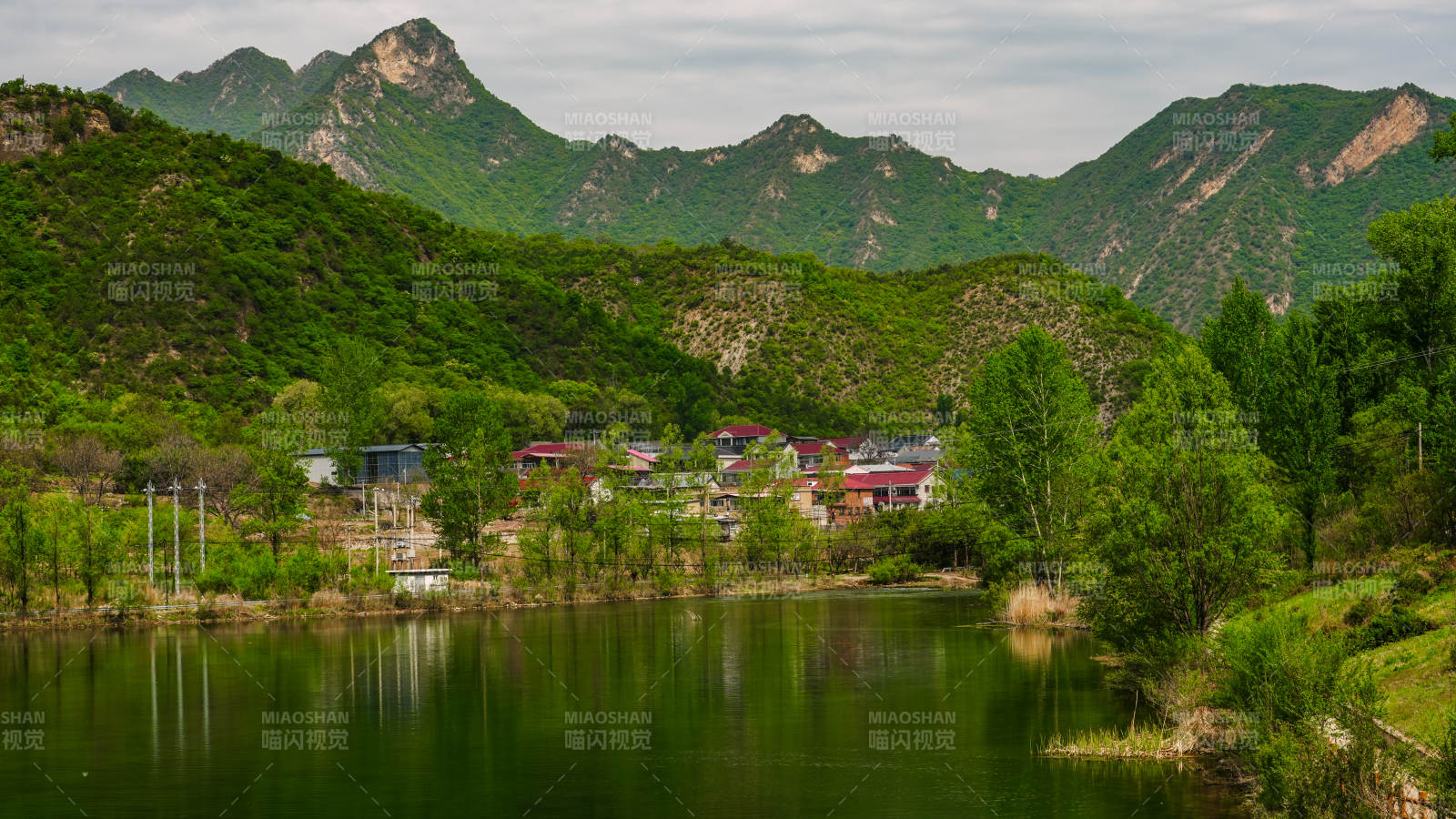 青山绿水映村庄图片
