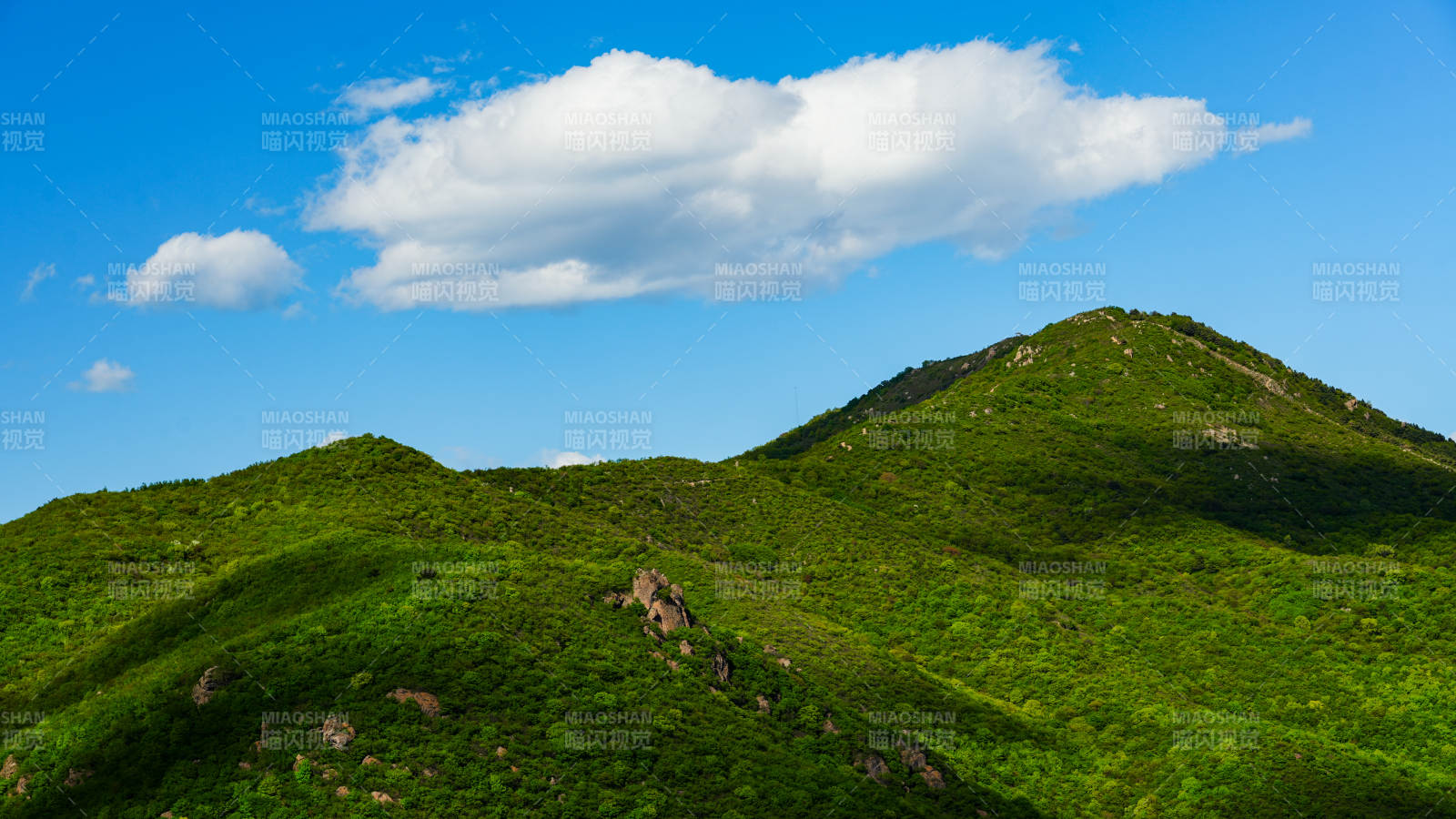青山如黛 白云悠悠图片