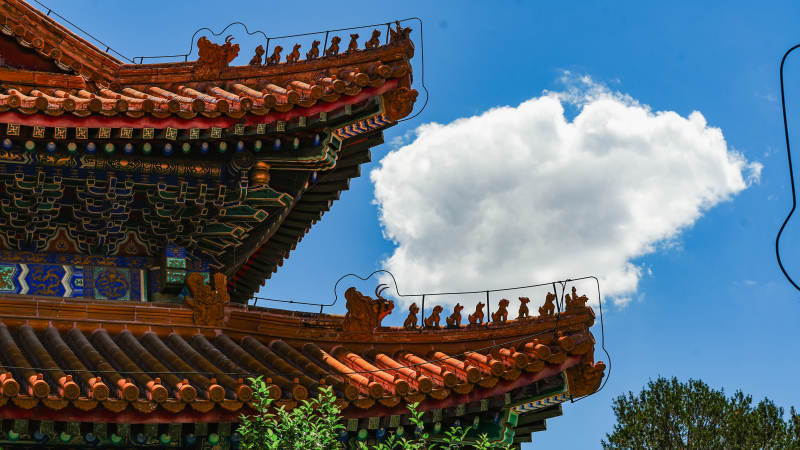 古建飞檐映蓝天白云图片
