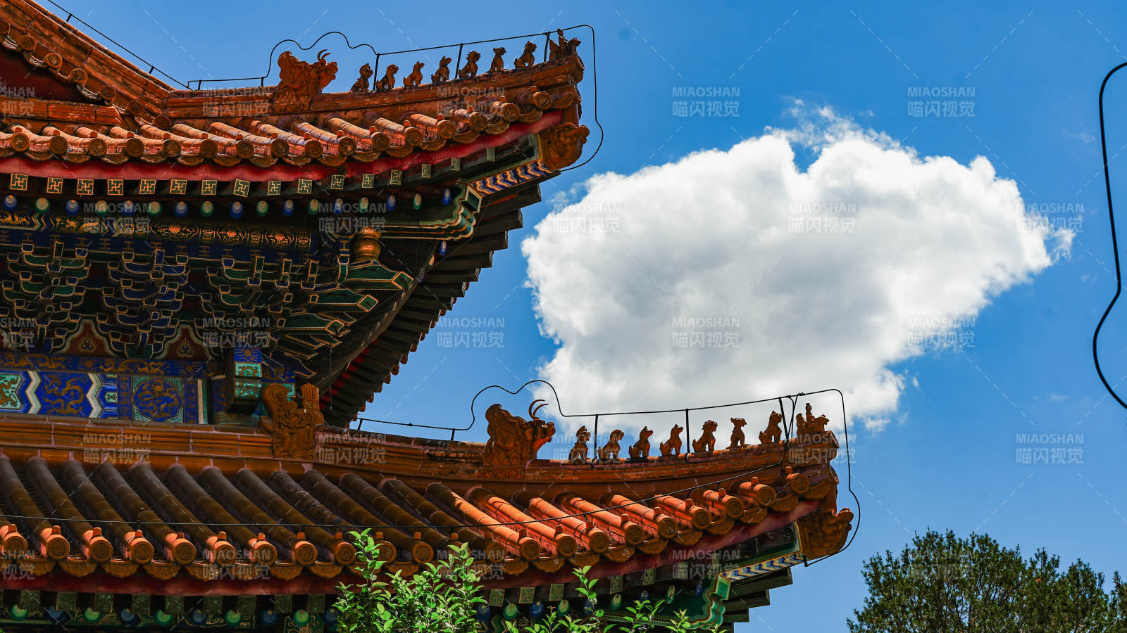 古建飞檐映蓝天白云图片