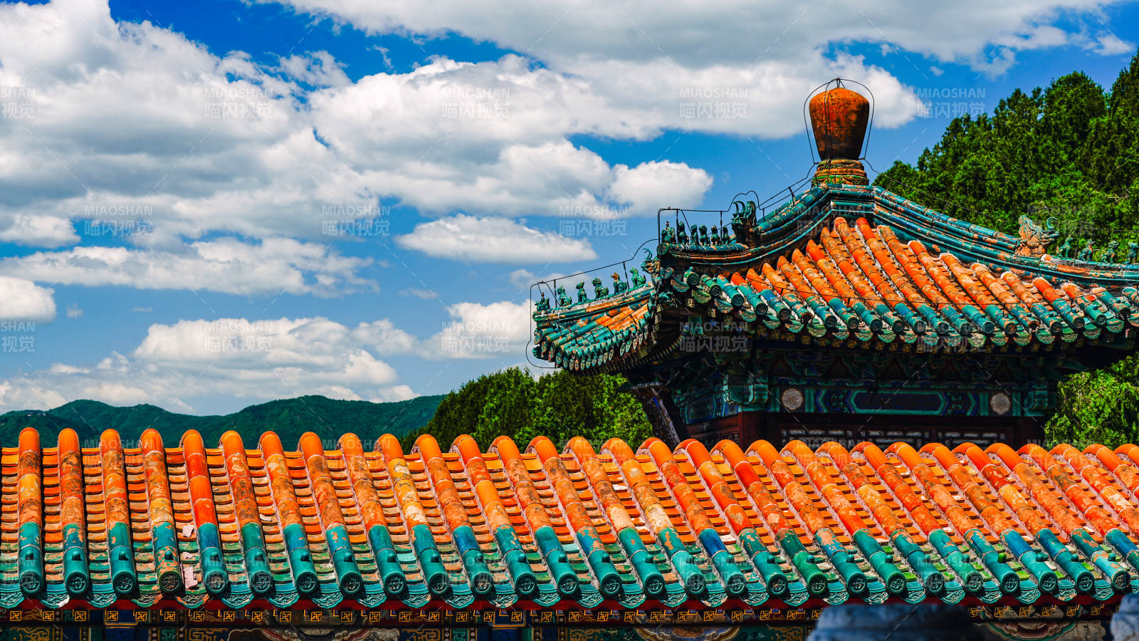 古建琉璃瓦 蓝天白云下图片