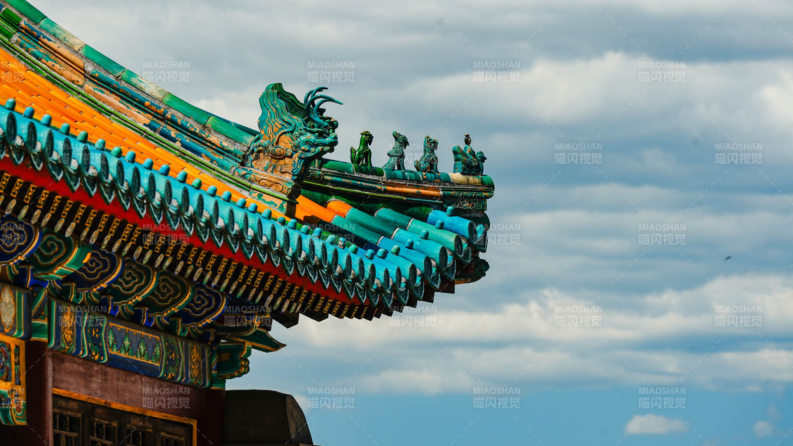 古建飞檐映蓝天图片