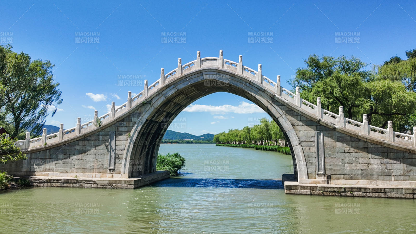 古桥映碧水 蓝天衬绿树图片