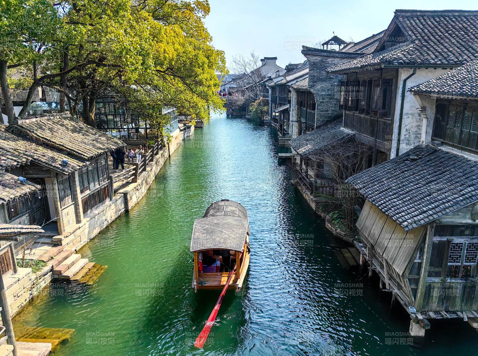 水乡古镇 乌篷船行碧波间图片