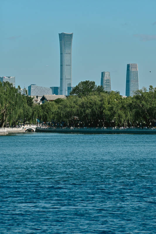 什刹海湖光映城 绿树环抱中国尊图片