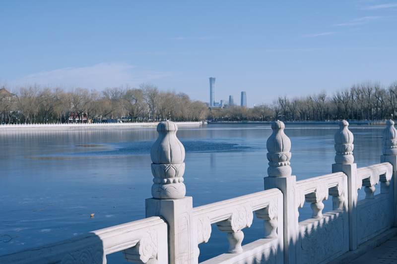 冰封湖面什刹海远望京城景图片