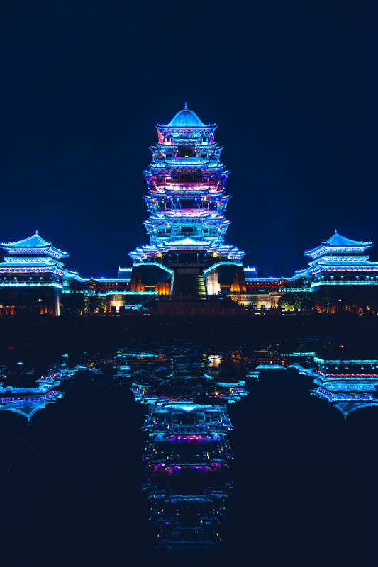 夜映古塔 彩灯倒影如梦图片